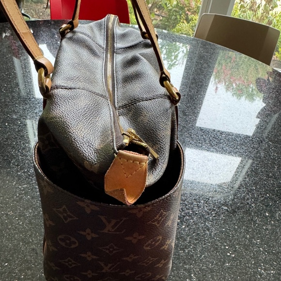 Louis Vuitton Totally MM Tote - Picture 4 of 10